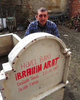 Malulen emekli olamayınca, evinin bahçesine mezar yaptı