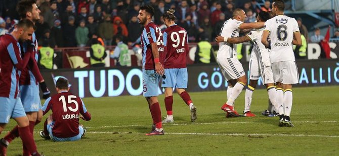 Trabzonspor, Galatasaray'ı iki golle geçti