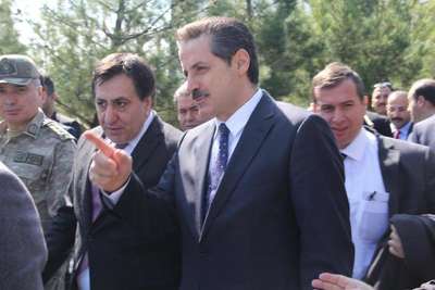 Bakan Çelik, gruba müdahale eden polisi 'Sakin olun' diyerek uyardı