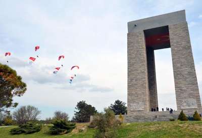 THK'dan Çanakkale Şehitliği'nde saygı uçuşu