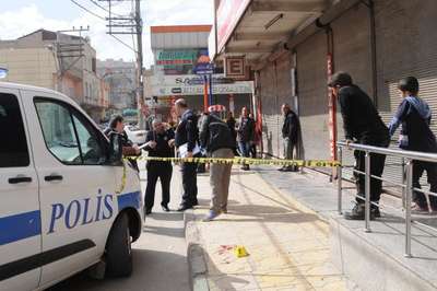 Eski eşini caddede bıçakladı