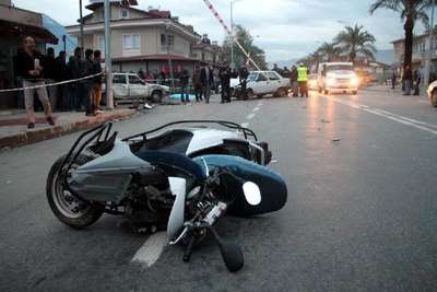 İKİ OTOMOBİL ARASINDA SIKIŞAN MOTOSİKLET SÜRÜCÜSÜ ÖLDÜ