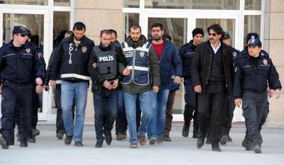 Boşanmak isteyen eşini caddede vuran garson tutuklandı