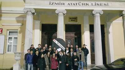 CHP'li gençlerden Atatürk Lisesi'ne siyah çelenk