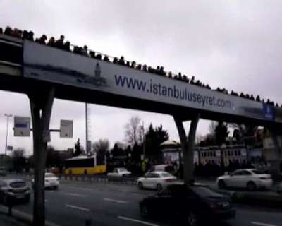 Üstgeçitteki yoğunluğu görünce E-5'de karşıdan karşıya geçtiler