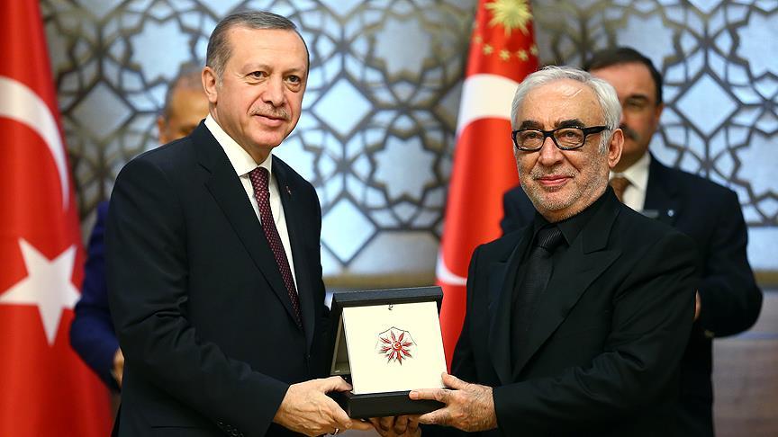 Erdoğan, Şener Şen'e ödül verdi
