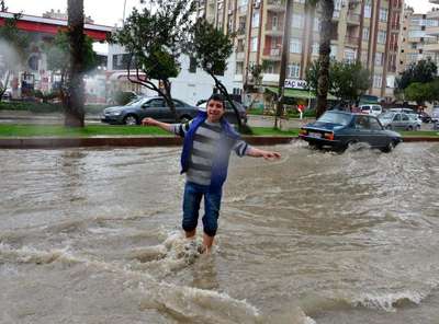 Adana'da 45 dakikalık yağmur, hayatı olumsuz etkiledi