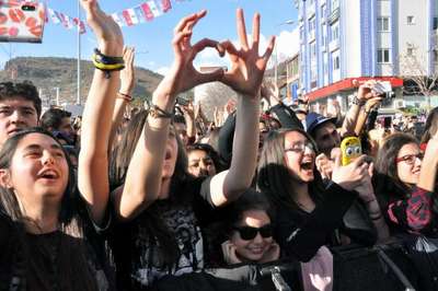 Beşiktaş Belediyesi'nin desteğiyle Tunceli'de Duman konseri