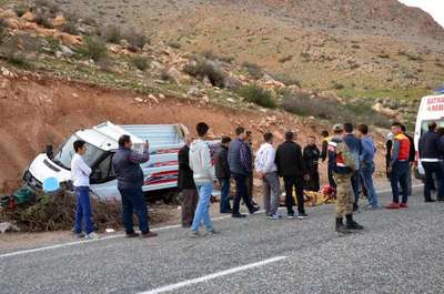 Gercüş'te işçileri taşıyan araç devrildi: 3'ü ağır 13 yaralı