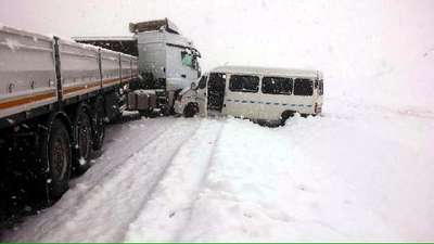 GÖKSUN'DA TIR İLE İŞÇİ TAŞIYAN MİNİBÜS ÇARPIŞTI: 11 YARALI