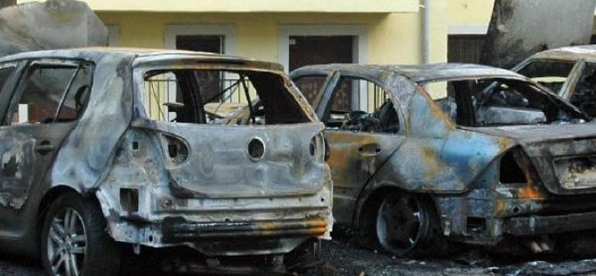 Fransa'da yine çok sayıda araç kundaklandı