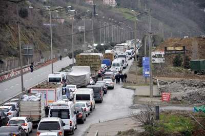 Ev inşaatında istinat duvarı çöktü, kayalar Karadeniz Sahil Yolu'nu kapattı