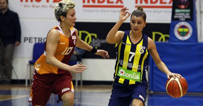 Yılın son derbisini Fenerbahçe kazandı