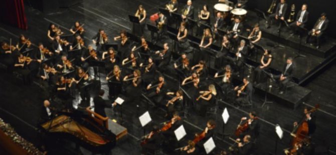 'Noel Baba yoktur' diyen orkestra şefi işinden oldu