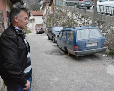 Park halindeki otomobilin 4 lastiği çalındı