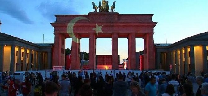 Brandenburg Kapısı, kırmızı beyaza büründü