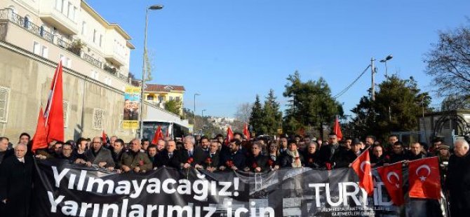 Turizmcilerden Reina'nın önünde 'korkmuyoruz' mesajı