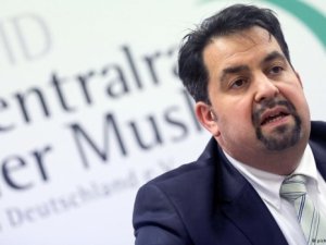 'Almanya'da başörtülü kadınlara tükürülüyor'