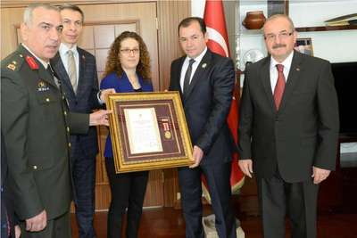 Övünç madalyalarını aldılar