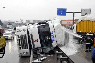 İzmit'te kimyasal madde yüklü tanker devrildi: 1 yaralı