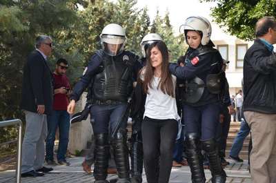 MEÜ’de eylemci öğrencilere yaka paça gözaltı