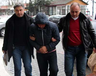 Yüksek sesle müzik dinleyen komşusunu yaraladı, tutuklandı
