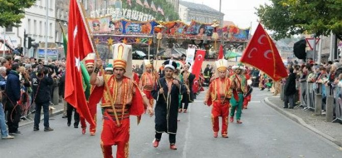 Almanya'da üç hilalli bayrağın yasaklanmasına itiraz