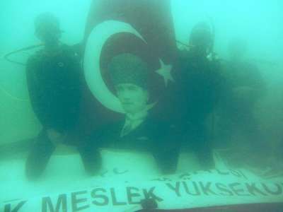 Deniz altında Çanakkale Zaferi kutlaması