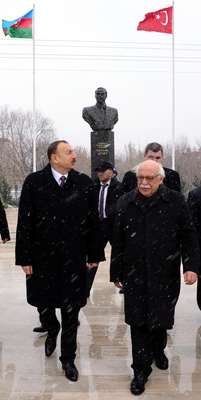 Cumhurbaşkanı Aliyev, Kars'ta babasının anıtına gül bıraktı