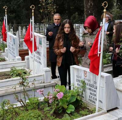 Liseliler şehitleri andı