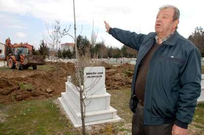 Mezarlık alanına katılan ancak kamulaştırma bedeli ödenmeyen arazisini iş makinesiyle kazdırdı