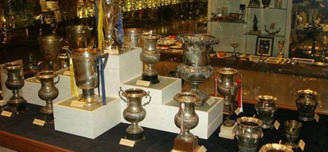 Trabzon taraftarı Fenerbahçe'nin kupasını çaldı