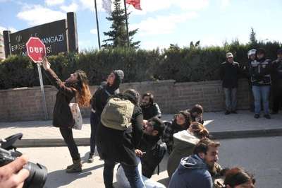 Öğrenciler önce selfie çekti,sonra polise şişe yağdırdı