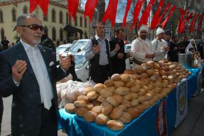 İzmit'te Fırıncılar Odası 2 bin kişiye buğday ekmeği ve çorbası dağıttı