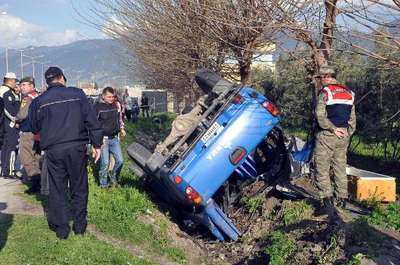 Askeri kamyonet devrildi: 5 asker yaralı