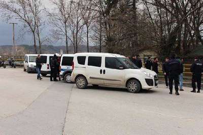 Sakaryasporlu taraftarlar, futbolcular maç sonrası tribünlere gelmeyince tesisleri bastı
