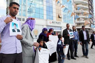 Irak'ta IŞİD üyesi diye gözaltına alınan şoförün ailesi, AK Parti önünde oturma eylemi yaptı