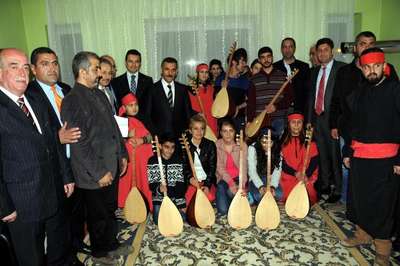 Cemevinde kursiyerlere bağlama hediye eden Tunceli Valisi: Silahlar sussun bağlamalar çalsın