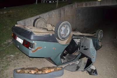 Otomobil 3 metre yükseklikten alt yol girişine düştü: 6 yaralı