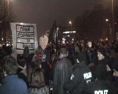 BERLİN'DE 'PEGIDA KARŞITI' EYLEME BİNLERCE KİŞİ KATILDI