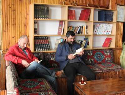 Kahvede kitap köşesi