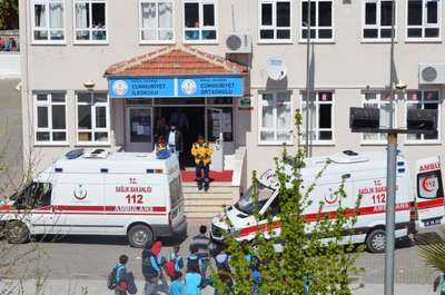 Sınıf arkadaşını çakıyla yaralayıp kendi bileklerini kesti