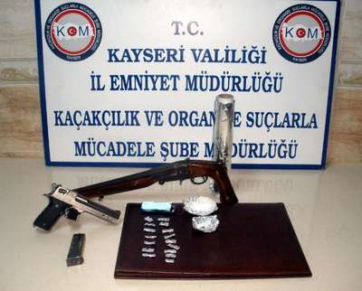 Uyuşturucu satan 2 kişi tutuklandı