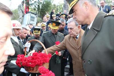 İzmir'de şehitler törenlerle anıldı