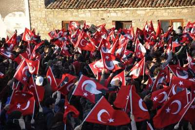 TGB'liler, kısıtlamalara karşı Çanakkale'de yürüdü