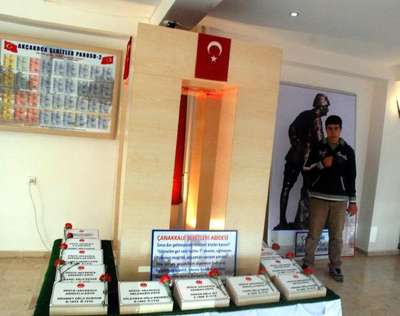 Çanakkale Şehitler Abidesi'nin maketiyle şehitleri andılar