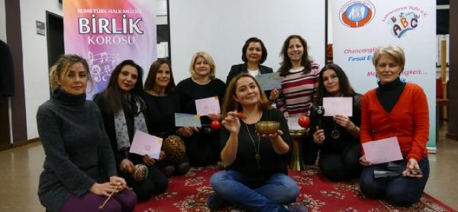Hastaları müzik terapisi ile tedavi ediyor