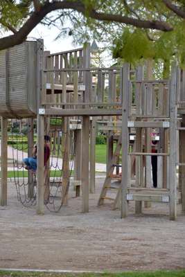 Parkta oynarken 2 metreden düşen çocuk yaralandı