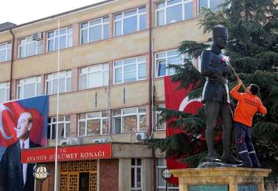 Atatürk anıtı temizlendi
