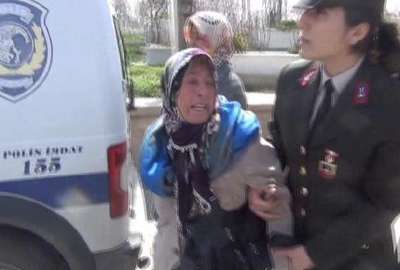 Oğlunun mezarına bırakmak için karanfil verilmedi diye ağladı